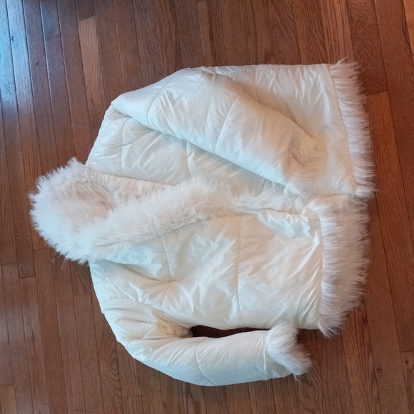 New OMG CUTE REVERSIBLE OVERSIZED FAUX FUR PUFFER, onesize, Akira - Picture 7 of 8